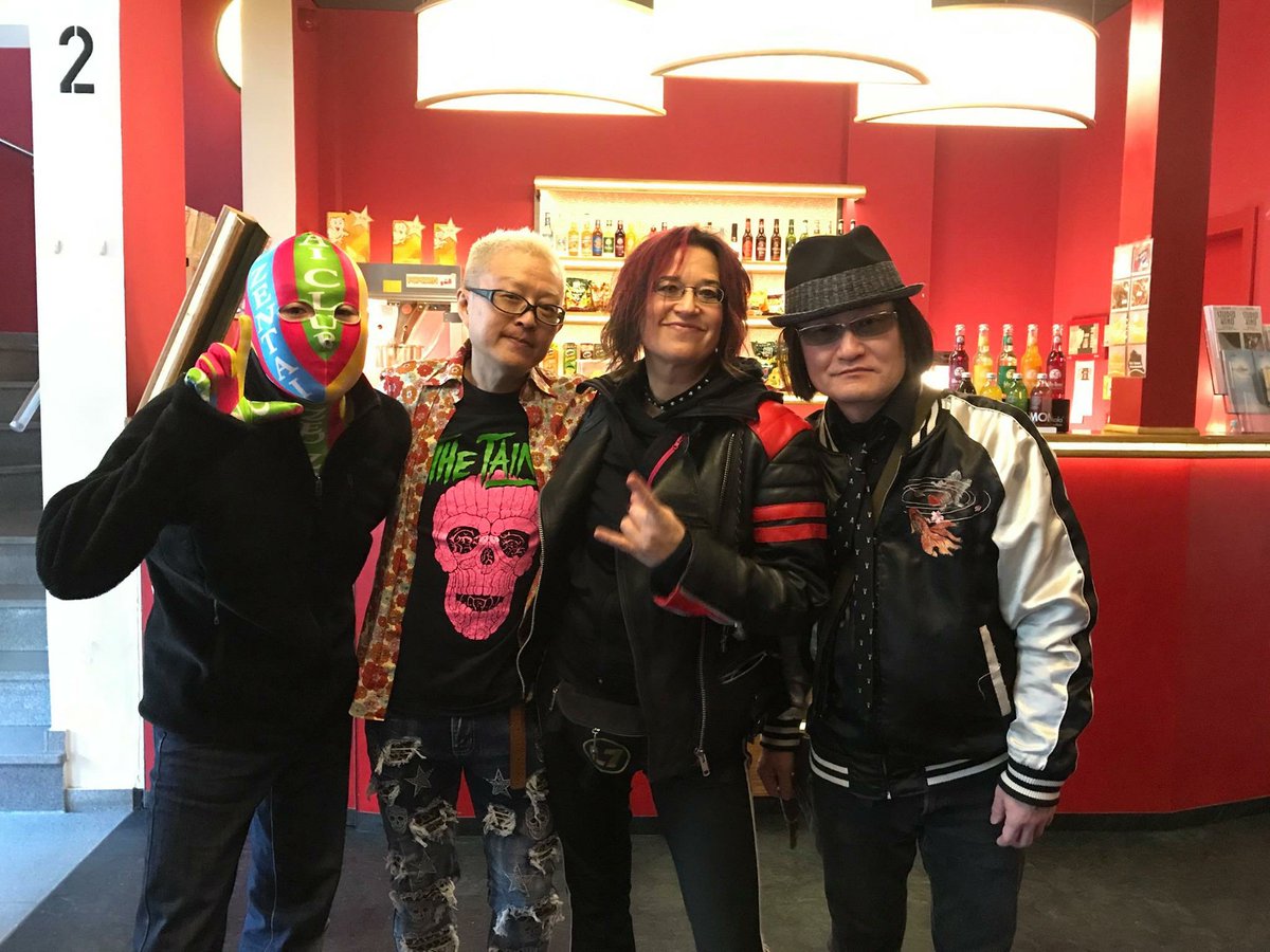 horrorshox's tweet photo. Meet my friend Julia Ostertag who wrote/directed @DarkCircusMovie from Berlin! 『ダークサーカス』の監督のジュリアさんです。会えてうれしかった!#FETIFEST #Hamburg https://t.co/y6PEsbPkoW