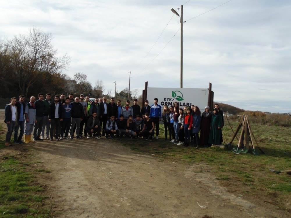 Kredi Yurtlar Kurumunda kalan 1.675 öğrenci için 1.675 adet fidanın toprakla buluştuğu etkinlik Sinop İli Merkez İlçesi Dibekli Köyünde yapıldı. 15 dönüm alana fıstıkçamı ve sahilçamı türleri dikildi.