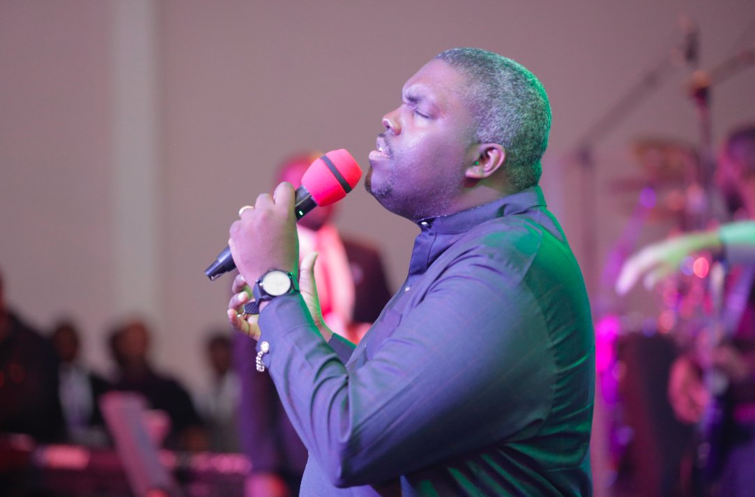 TransformersNG's tweet photo. @Towdah_Family @TowdahFamily @solomonlange @ElijahOyelade @OYESAM @sammieokposo @WilliamMcDowell @iamkelvinogidi Singing: 'I Hear The Sound Of Rain Coming' Pastor William McDowell (@WilliamMcDowell) and his crew ministering in #worship, live on #TTC stage at #TheEncounter2017 grand finale. https://t.co/RDTebEDcVb