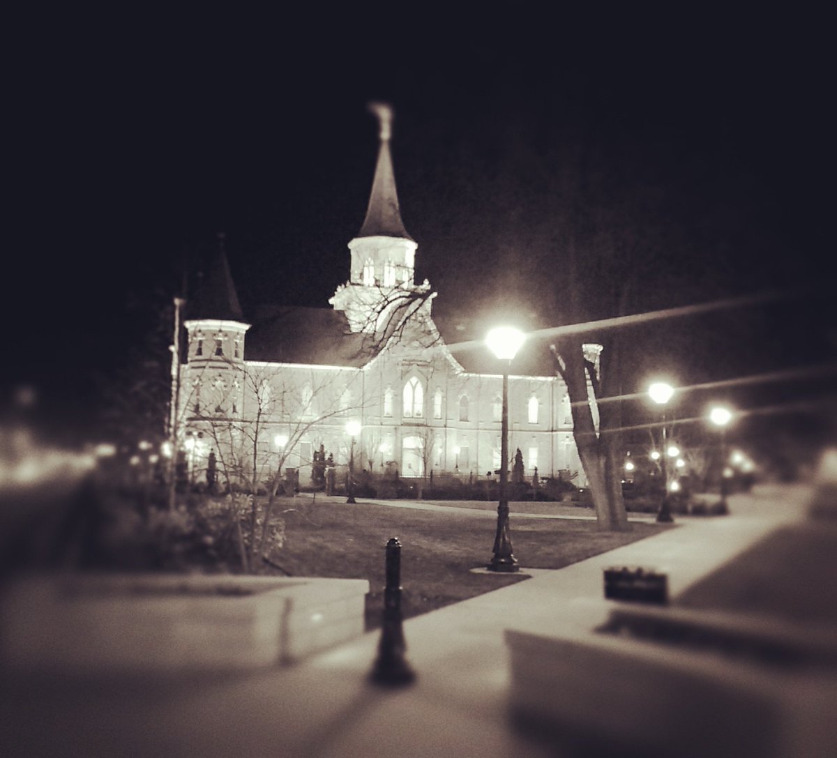 kendalbhunter's tweet photo. #temples #ldstemples #ldstemple #JESUSSAVES #mormon #Mormonism #night #tiltshift #christmasmood #Christmas #lighttheworld #Deseretbook #ldsliving #ldsconf #cesdevo #JesusChrist #faith #spiritofelijah https://t.co/18UaqcfvKM