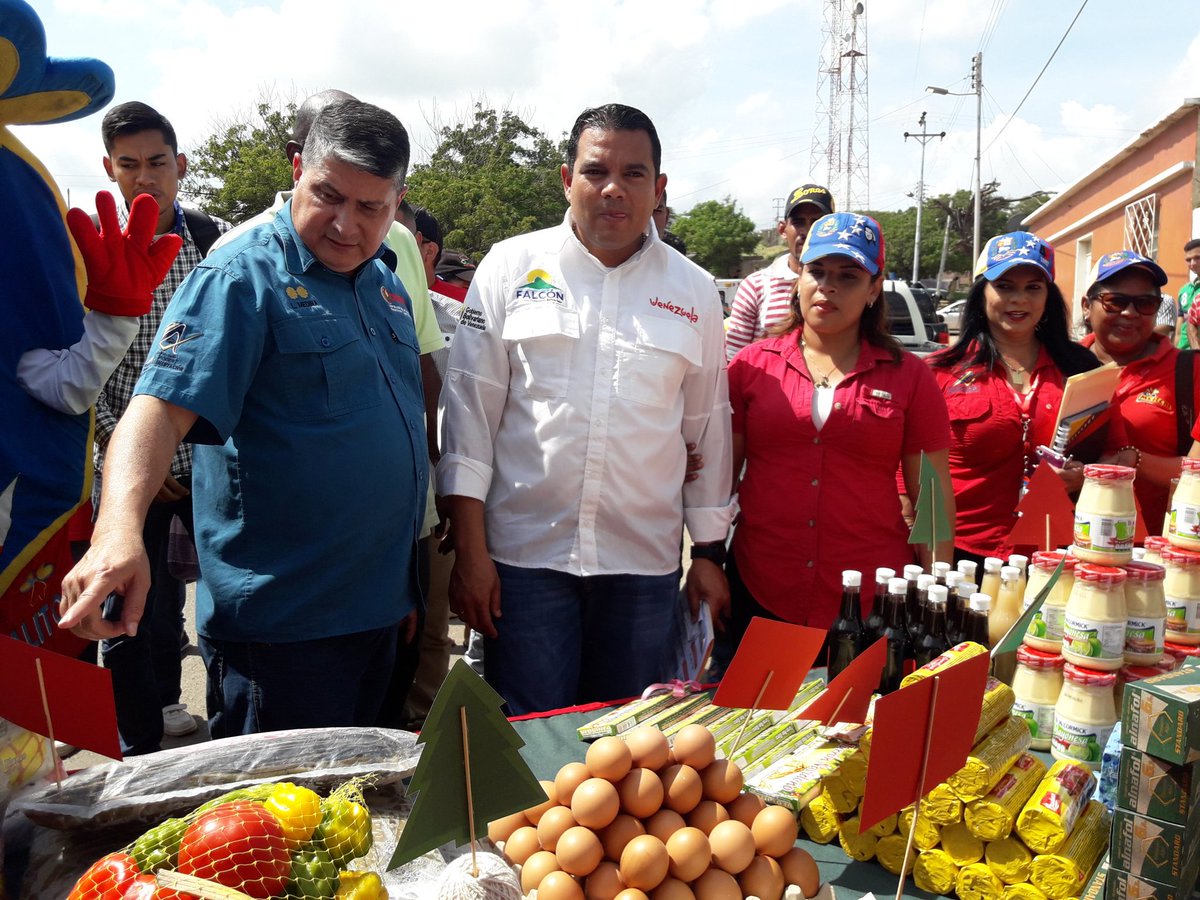 Desde Moruy en el estado Falcón Ministro @LuisMedinaRa promueve la igualdad social garantizando la venta de alimentos a precios justos a través de las #FeriasDelCampoSoberano. Vía @LuisMedinaRa