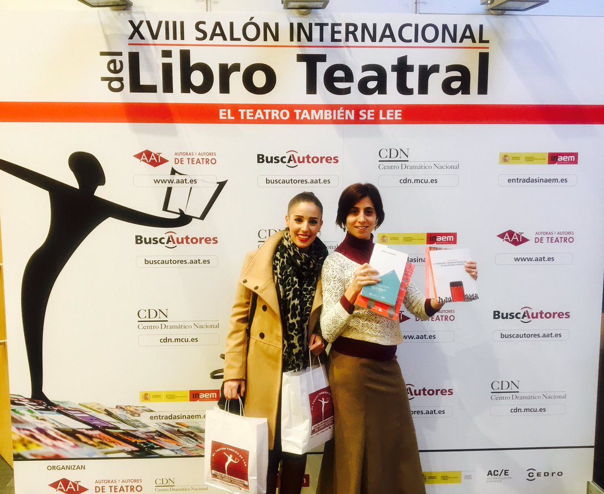 La representación más joven, que no menos preparada, de #tuiteatreros también se deja caer por el #SalónDelLibroTeatral y parece que leen mucho teatro.