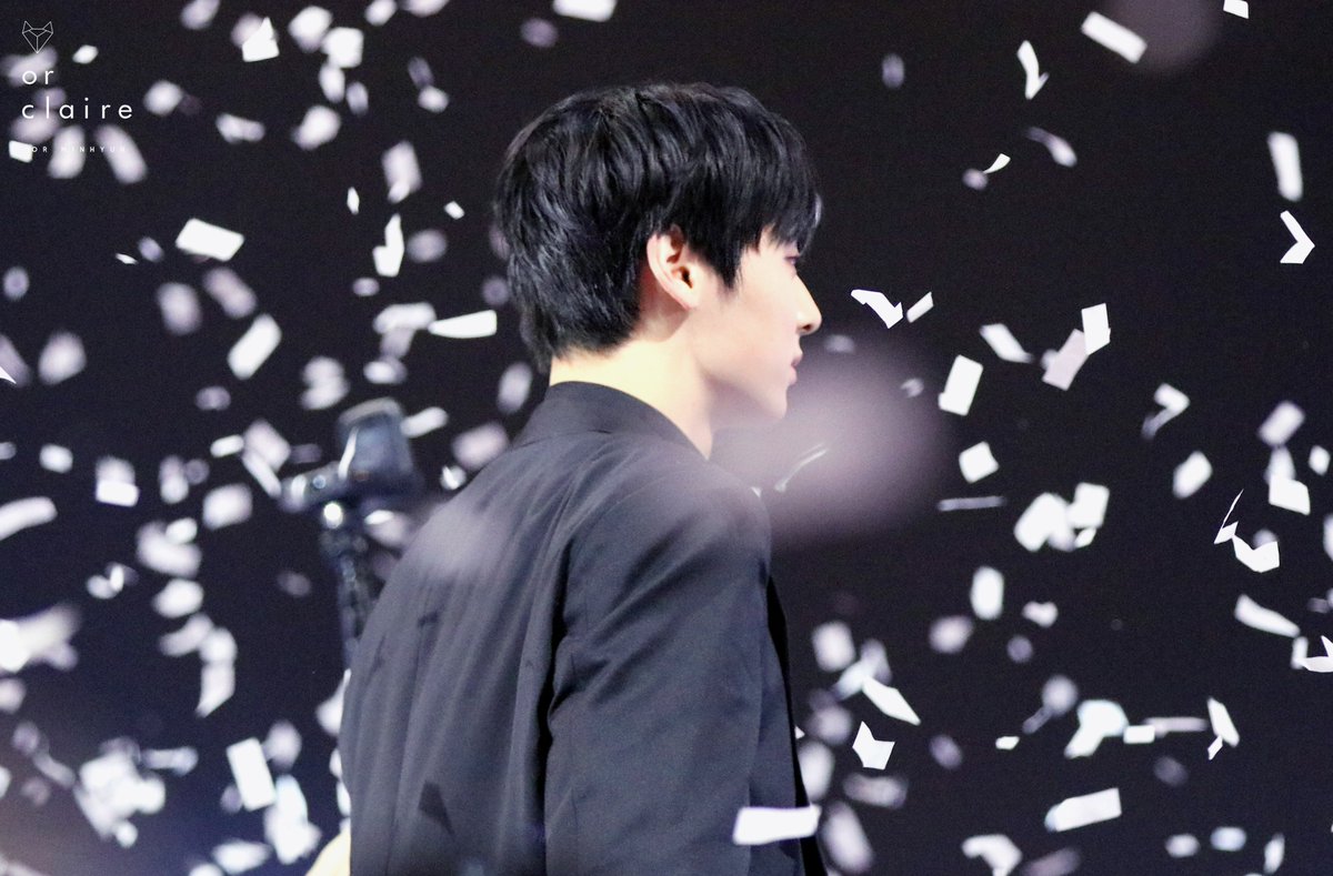 0rclaire's tweet photo. 171201 MAMA

#황민현 #워너원 #MINHYUN #WANNAONE https://t.co/VCiYTgVqbF
