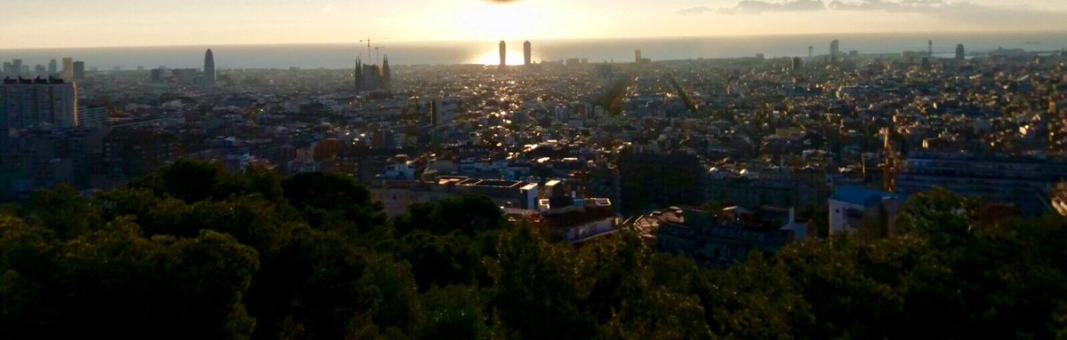 JoanJosepJimnez's tweet photo. Amanece Barcelona y nos vuelve a emocionar...esta vez nos coge en plena sesión de running y desde el Parc Guell, lo cual hace el momento si cabe, todavía más bonito...
Hagamos algo grande este último mes del año.
Buenos días y Feliz domingo!! 😍😊.
#running #SuperaTuMeta https://t.co/UjrM2dkTwS