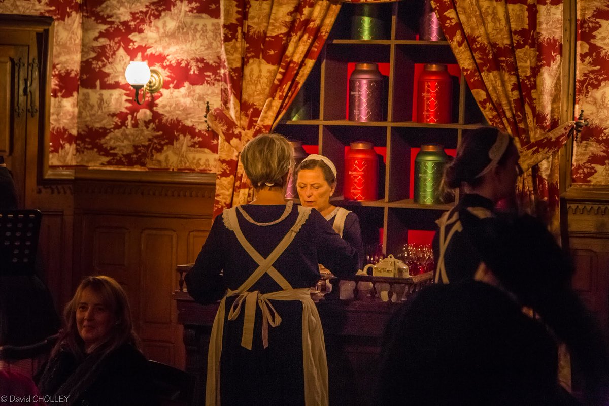 Le saviez-vous ? La maison de thé <a href="/DammannFr/">Dammann Frères</a>, fondée en 1692, est partenaire de l'espace Grands Visiteurs du #FabuleuxNoel situé dans les appartements du Duc de Noailles, replongés dans une ambiance 1900... ☕