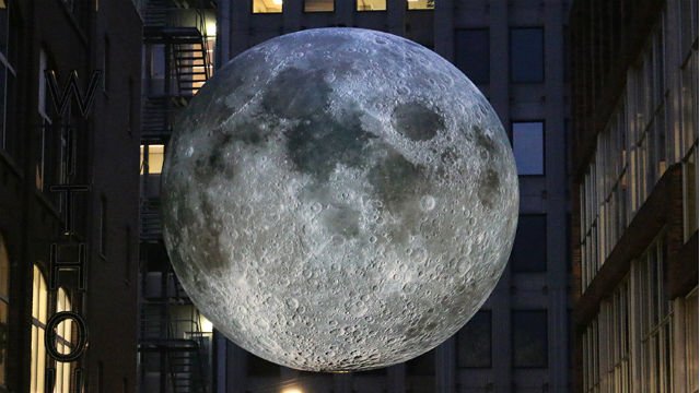visitlondon's tweet photo. THIS WEEKEND: 

🌕 See a giant moon installation 
⛸️ Take to the ice at Greenwich @WinterTimeFest 
🎅 Join in the Great Christmas Pudding Race in @CoventGardenLDN  

https://t.co/A40vUNAfBr https://t.co/wZSDJ5DdQX