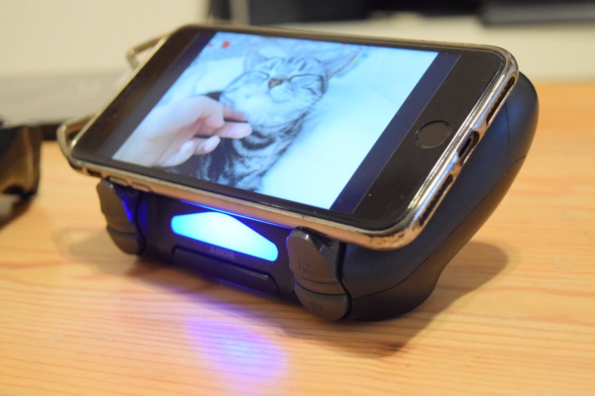 ざわこ على تويتر 既にやってる方いるかもなんですけどプレステのコントローラーが優秀なスマホスタンドだった Ps3 でもいけたので壊れかけのコントローラをスタンドに昇格させよう