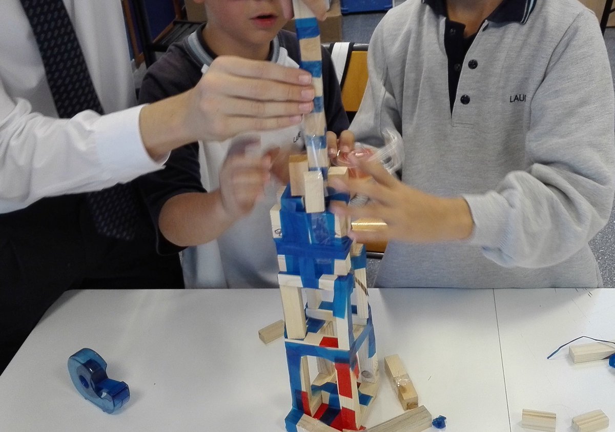 DesignLab5's tweet photo. Creatividad y trabajo en equipo para lograr un buen resultado #DesignThinking #team #Steam @DesignLab5 @methok_lbd #designlab https://t.co/4AV7UKrF6p