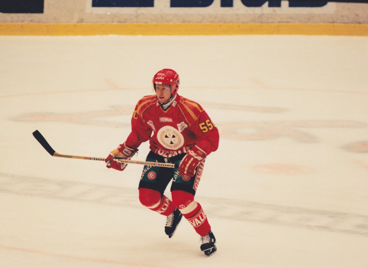 Brynas's tweet photo. Den 9/12, då Luleå gästar Gavlerinken, kommer en vepa med Andreas Dackells namn att hissas upp i Gavlerinkens tak. Han blir den tionde Brynässpelaren som hedras på det sättet. Vi berättar historien om hans Brynäskarriär, och detta är del 2 av 3. https://t.co/e2TRbpztmA https://t.co/E2h8uTXhJg