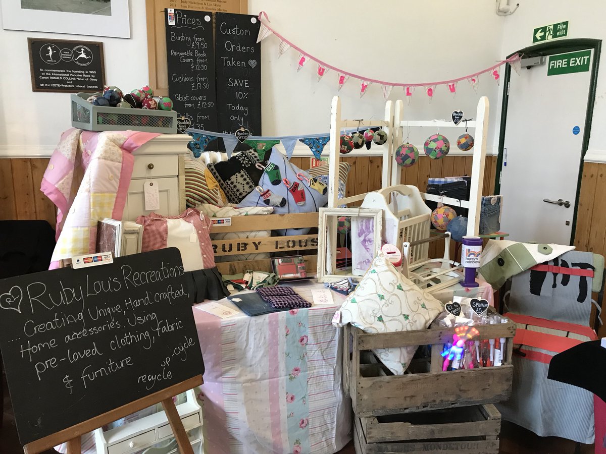 ruby_lous's tweet photo. All ready to go come and see us, lots going on all day till 4:30 😊
#upcycled #vintage #furniture #fabric #clothing #handcrafted #handmade #handpainted #unique #bespoke #christmas  #gifts #buylocal #highstreet #market #cushions #custommade https://t.co/zRIFV12a3N