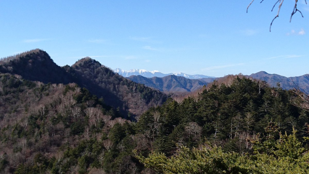 そげきんぐd 奥武蔵 今日は埼玉百名山 赤沢山行って来ました 赤沢山山頂からは眺望ゼロでしたが白泰山避難小屋近くののぞき岩から南アルプス 奥秩父の山々の眺望が素晴らしかった まさに今日は奥秩父ブルーで満足行く山行でした