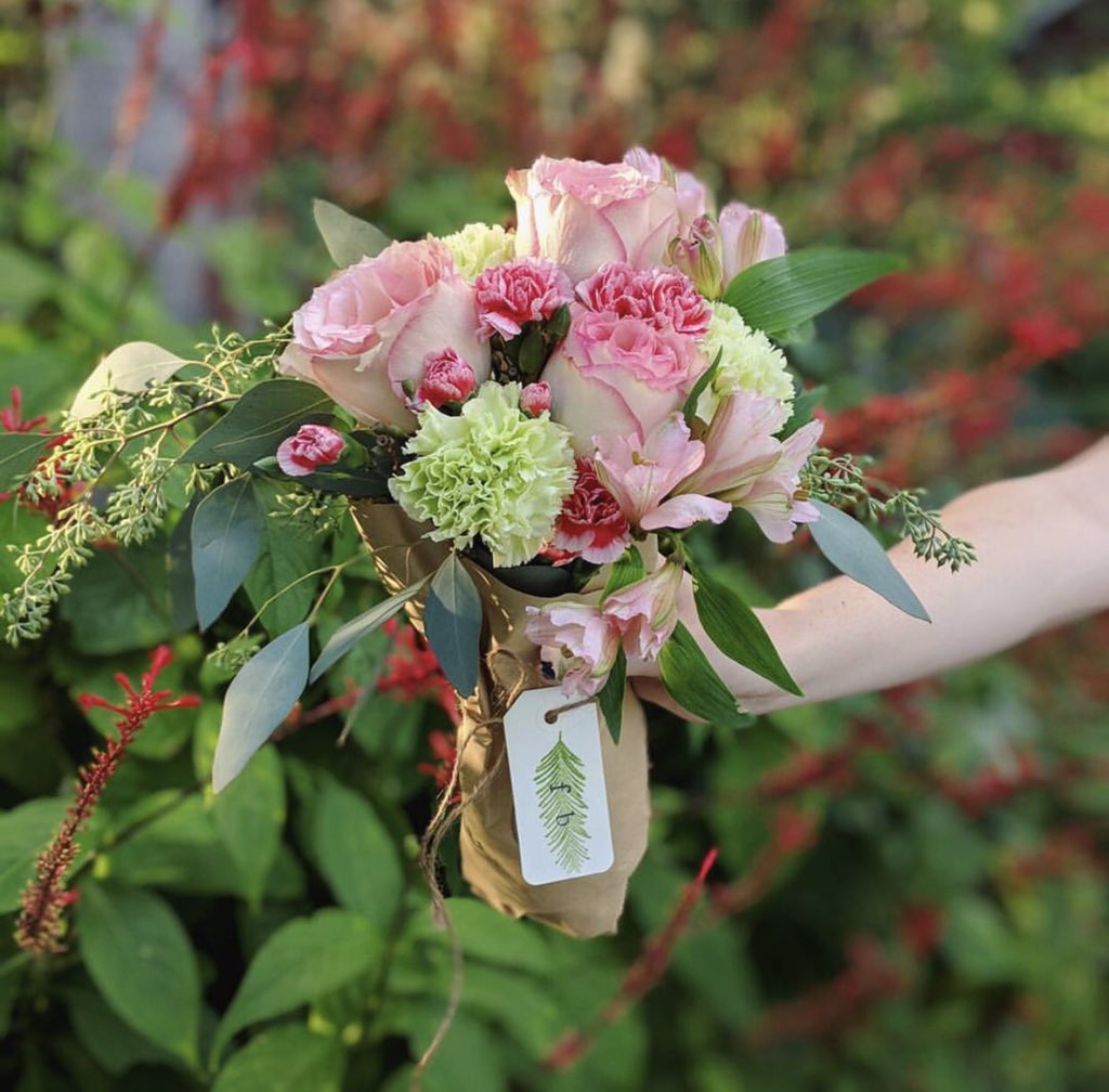 Maditruluck's tweet photo. Today is the day! Flower Budz will be at the Orange Park Farmer's Market from 10-2! $25 for a small wrap and $45 for the larger one! #OPPARKLIFE 💐❤ https://t.co/3yJbmCMcla