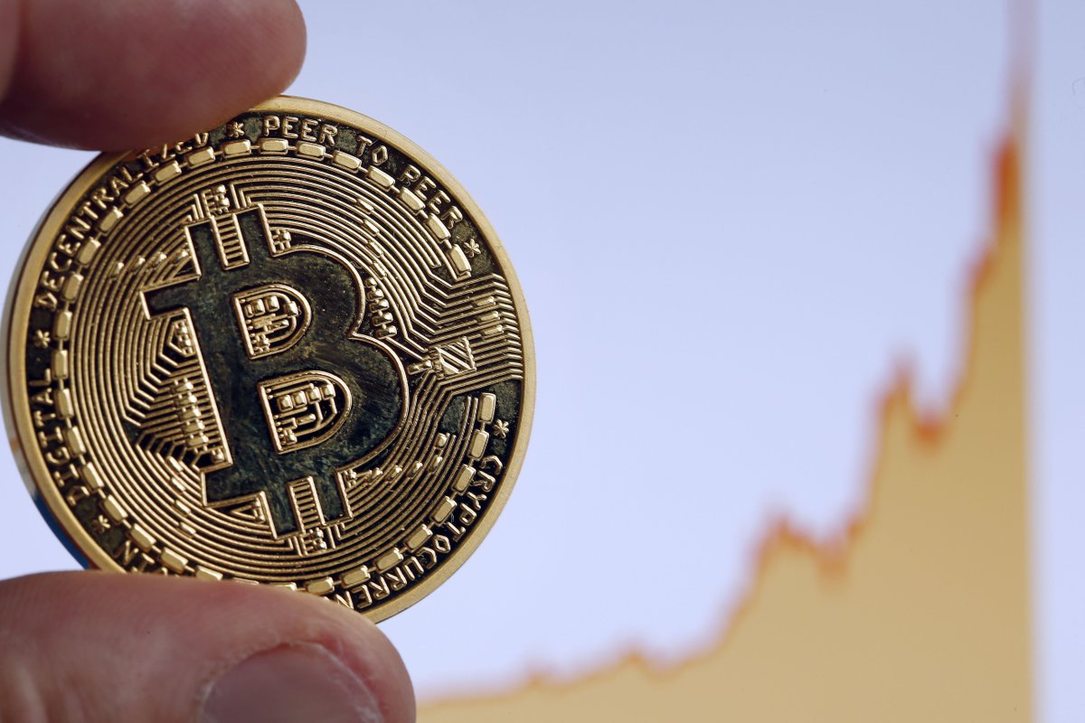 Inside the #bitcoin $10,000 Party, Apples Bungled Patch, Uber Security Exodus fortune.com/2017/12/02/bit…