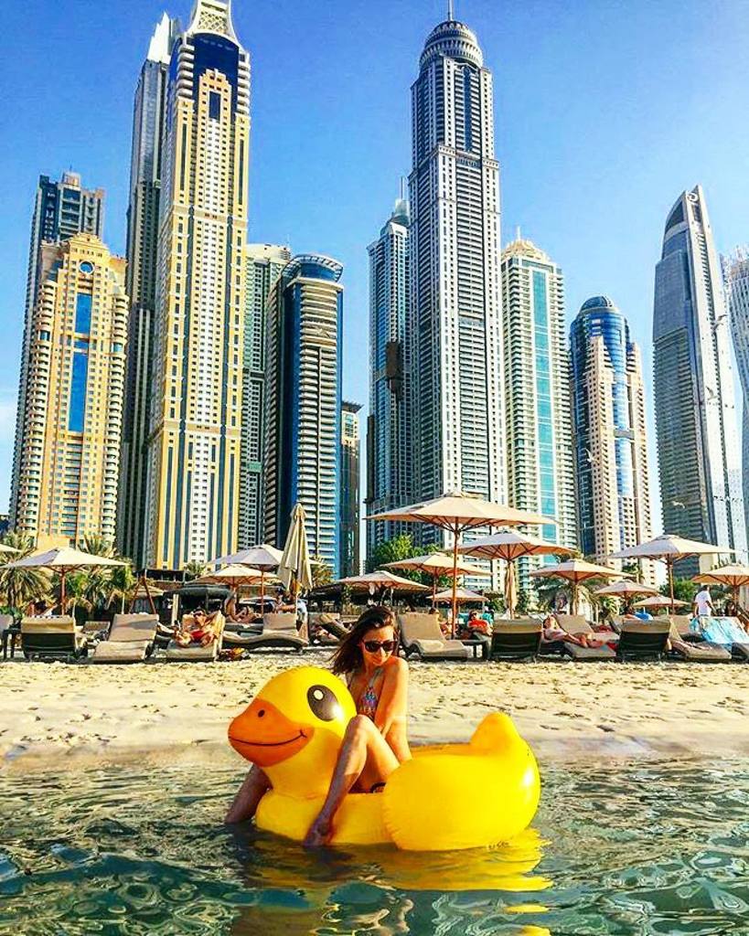 ❤️ Long weekends on the beach! 🐤🐤🐤.
Credits:  <a href="/de_la_lumiere/">Алина Павлова</a>
...
#barastibeach #barasti #duck #inflatable #mydubai #skyline #igersdxb ift.tt/2iHjuwZ