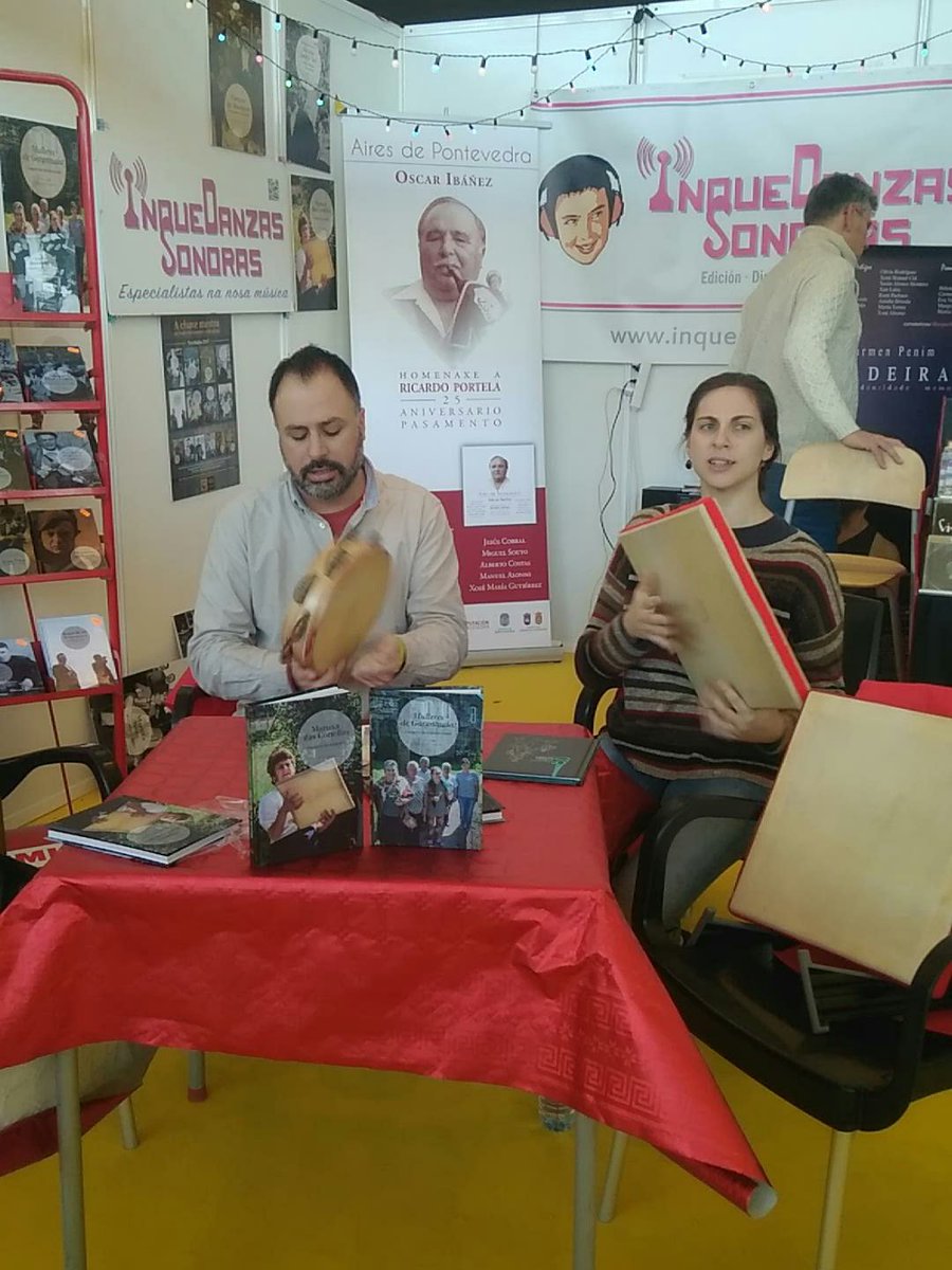 Tocando, cantando, firmando e presentando librodisco 'Maruxa das cortellas' stand de <a href="/InquedanzasSono/">Inquedanzas Sonoras</a>
