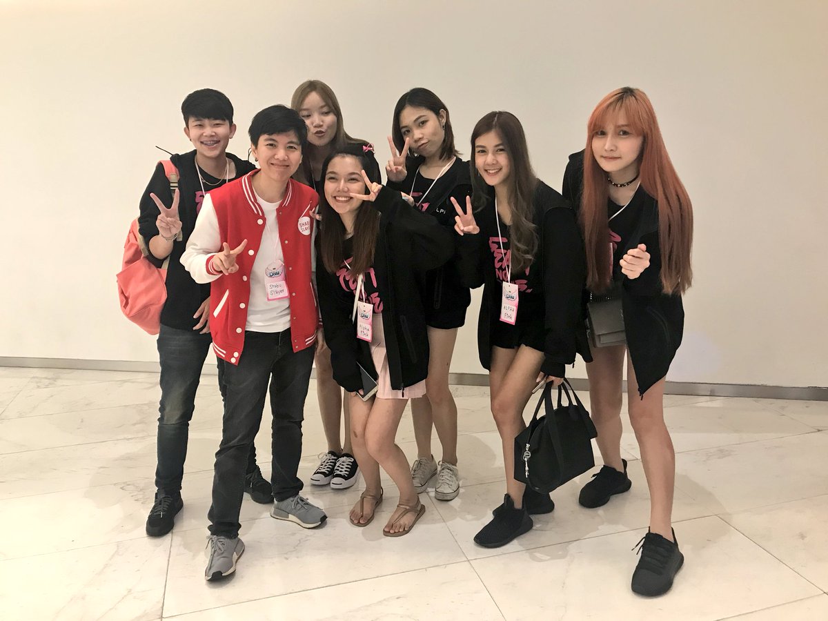 theAzzy's tweet photo. ซักวันเราต้องได้แข่งกันนะ :)) จะพัฒนาตัวเองกว่านี้มากๆๆๆ โคตรรักอะ you are my idols! #alphapink #rov https://t.co/9v4xCImSlf