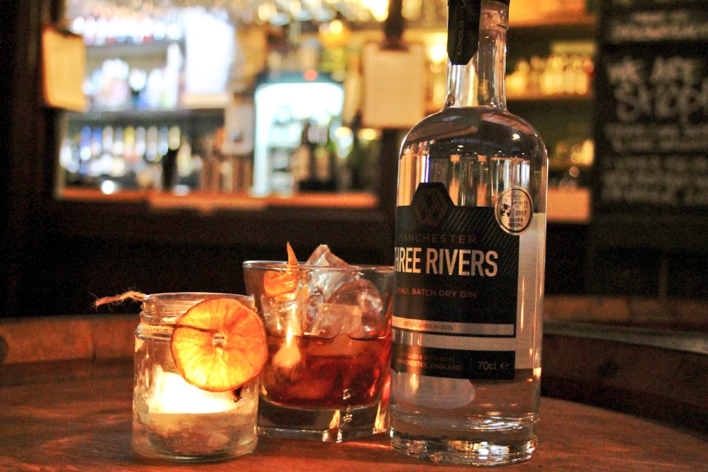 ReserveAlty's tweet photo. There’s a time, just after breakfast, not long before lunch, where you might take a break from the incessant munch. To keep yourself busy and avoid washing up, mix a Christmas negroni in your favourite teacup.
#12FlavoursofChristmas #gin #negroni #cocktail #manchester #Christmas https://t.co/sWLyMK3NZc