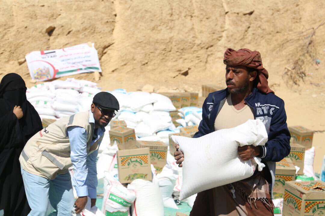 UAEAid's tweet photo. #UAE_RedCresent provides #food_aid to #Hafar_Albadou & #Joul_AlShefa in #Almukala as part of #UAE humanitarian campaign in #Yemen #UAEAid https://t.co/jUWsGNVhwN