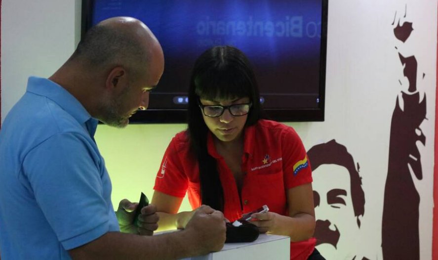 BDT_VE's tweet photo. 📢 #NotasBBDP
@BcoBicentenario presentó dispositivo #TBCom+ 📲 en la @Fictec_VE
https://t.co/m00FMwZVRq https://t.co/9BLF5PJk2r