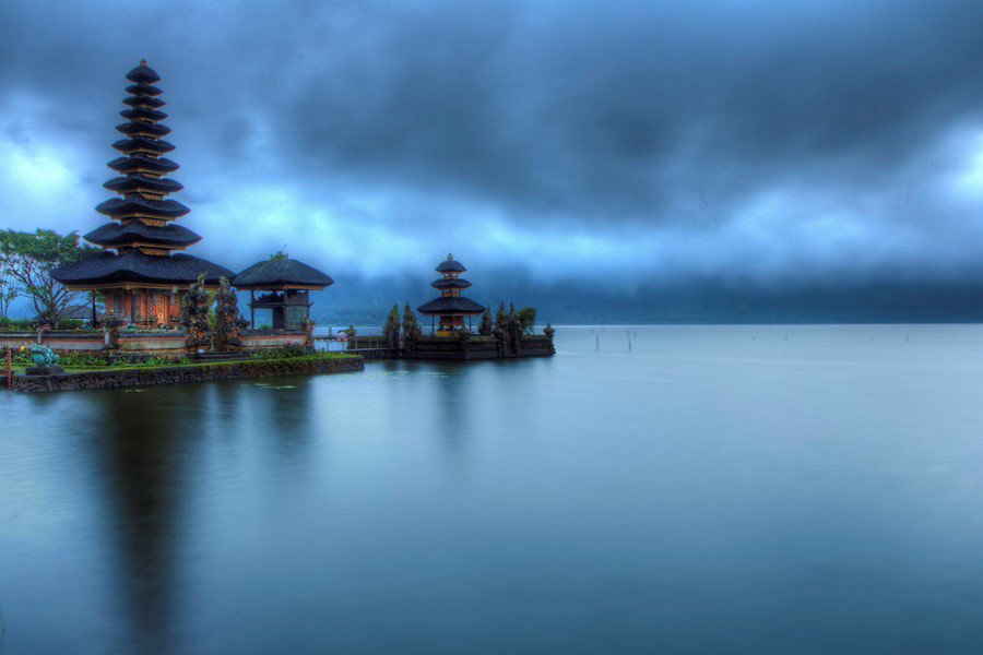 Relax on the beaches in #Indonesia, then take some time to experience the culture.
