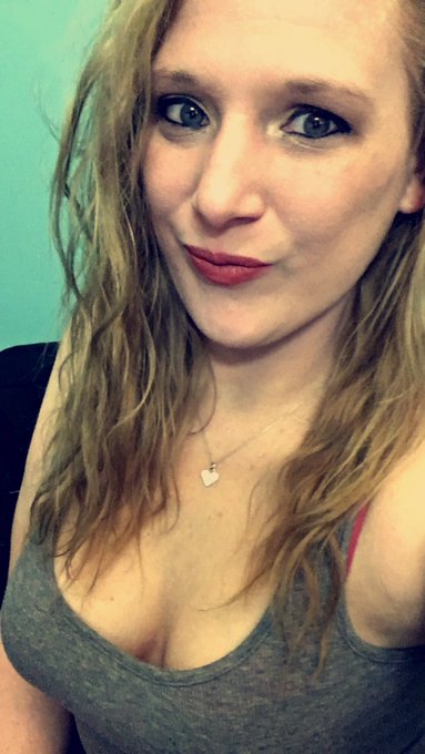 What do you guys think of my new lip color ? https://t.co/IoA7xwXSCd