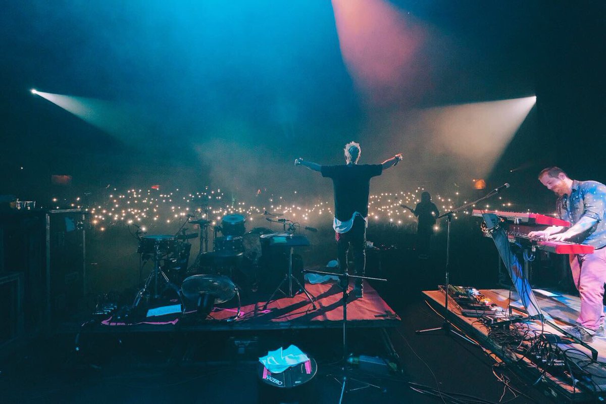 nxzerooficial's tweet photo. Rio de Janeiro | 02.12.2017 #NXSaideraTour 🤘🏽 mais uma vez muito obrigado! Até logo! [Foto @cesinha] https://t.co/y2jkbf11lP