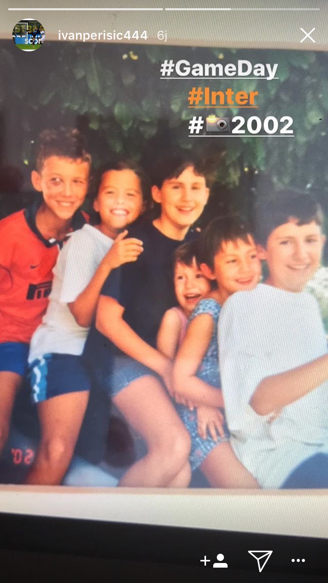 15 tahun yang lalu Perisic sudah mengenakan jersey Inter.

Kalian pasti punya jersey Inter juga kan pas kecil? Dibeliin emak di pasar dan udah disablon namesetnya 😝