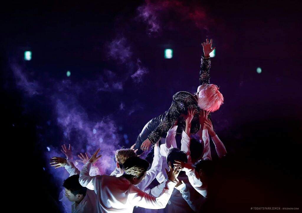 7historians's tweet photo. im gonna use all the money I saved and do an awards show for bts fansites and give them all fansite of the year daesangs for capturing art https://t.co/9MA6GElP0d