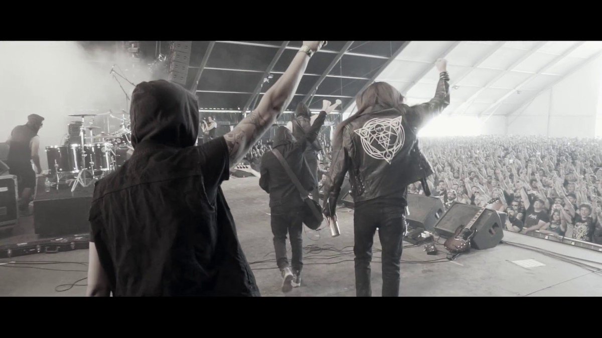 _flakedo's tweet photo. Magnifique vidéo de REGARDE LES HOMMES TOMBER au Hellfest 2017, comptant un peu l'histoire du groupe, et racontant comment est le groupe de manière générale. #metal #BlackMetal #RLHT
> https://t.co/9UDTjSCFBI < https://t.co/nYGcFc92BR