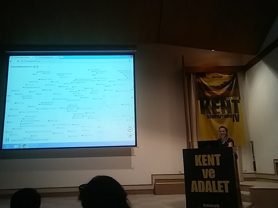 Elif İnce Medya, Kent ve İletişim oturumunda sunuşunu gerçekleştirmek üzere kürsüde.