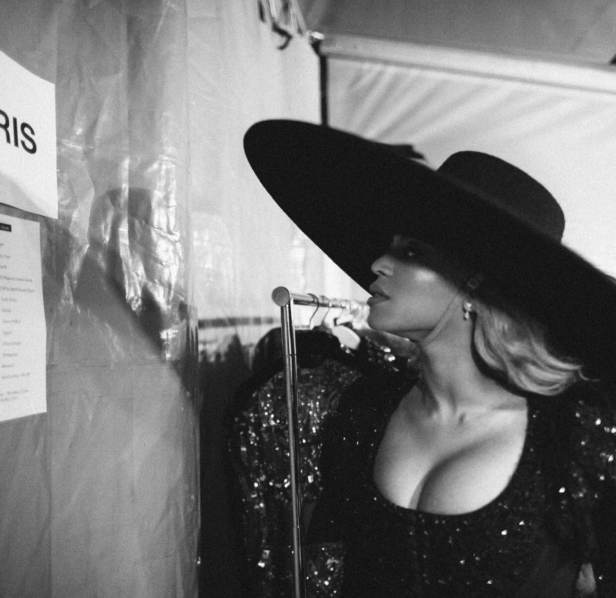 BEYONCEPURE's tweet photo. #TB The Formation World Tour — Paris 🐝💛 https://t.co/5nc6ZN79LA