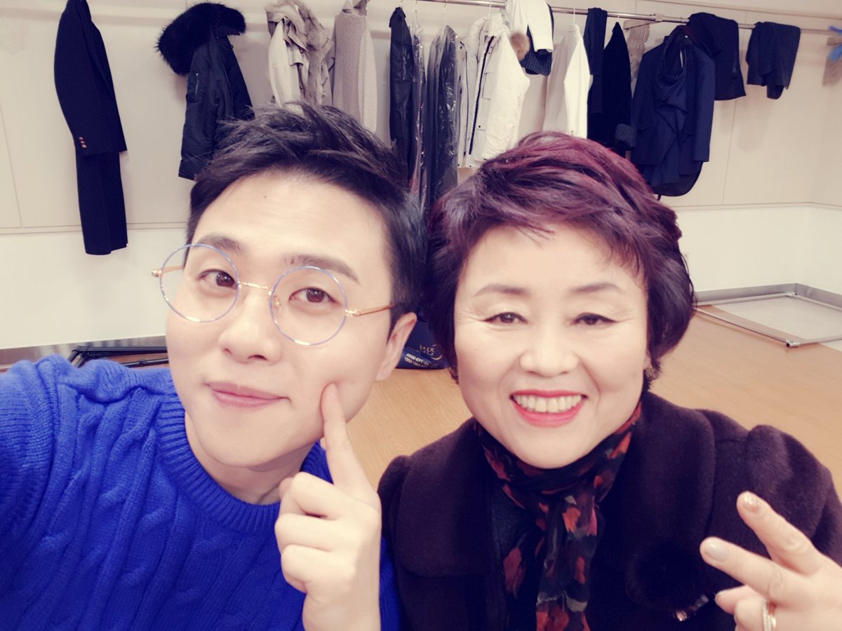 마지막으로 추운 날씨에도 먼 길 와주신 성우팬 여러분..바로 뒷 행사관계로 모든 분들께 사인 못 해드린 점..너무 죄송하고, 속상하네요! 부디 노여워하지 말아주시길ㅜㅜ 조심히 돌아가시고, 건강한 모습으로 또 뵈어요~! 행복한 기억 가지고 행복한 밤 되시기를~도형씨와 선녀씨가 기원합니다!♡