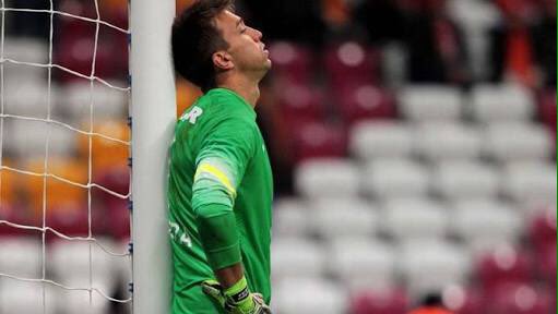 Twitter inanılmaz hakikaten...

Ya ölümüne sevgi gösteriyorlar
Ya da sövüp sayıyorlar.

Bizler Muslera'ya sahip çıkarken formsuz olduğunu hata yaptığını inkar etmiyoruz.
"Bu adam ezelden beri böyle değil destek olup sahiplenmek lazım" diyoruz.

Vefa da futbol aklı da bunu söyler.