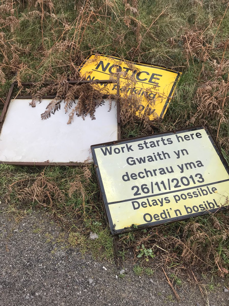 GeraldMccarthy0's tweet photo. Been at the entrance of @ogmorebeach since November 2013 .Can they be removed please @VOGCouncil .Thank you #2minutebeachclean #rustingaway https://t.co/QzsJlKfef2