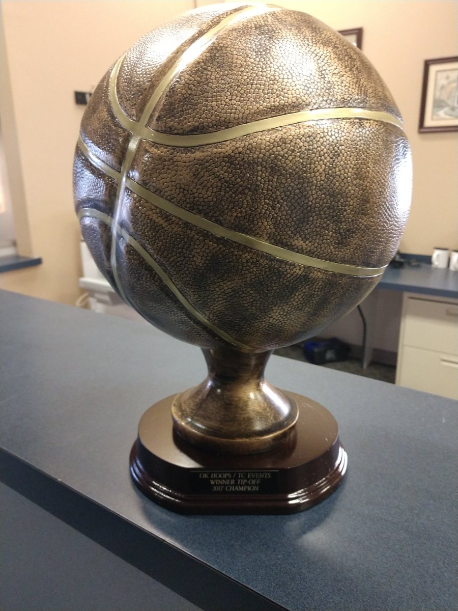 OKHoopsEvents's tweet image. Trophy Time at the TipOff this morning.