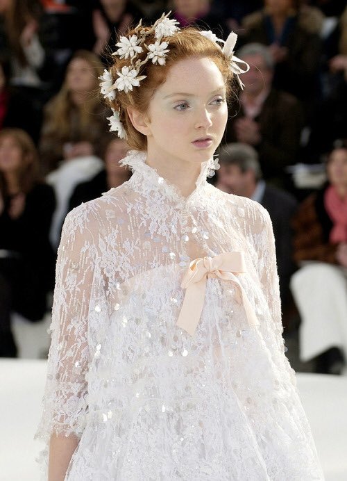 Nielsen堀内 愛しのlily Cole リリー コール ランウェイショー 七変化ならぬ四変化 神々しい出で立ちはまるで絵画の様ですが 画像2枚目の無造作なぱっつん前髪もドリーミーでうっとり致します Lilycole リリーコール