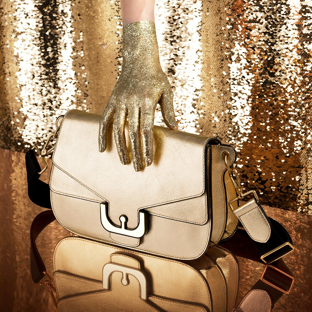 Coccinelle1978's tweet photo. Spark, twinkle, shine!
Ambrine is the iconic golden piece you deserve for you holidays.
#Coccinelle #CoccinelleBags #Ambrine #GlitterStyle #CoccinelleIcons #Holiday #Iconic #Xmas #Shine https://t.co/JSDkzENioC