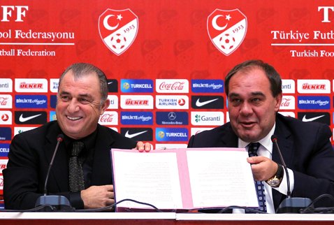 Hadi Derwall'i, Feldkamp'ı falan hatırlamıyorsunuz da "Fatih Terim benim elemanım değil kader birliği yaptığım dostumdur" diye camiayla dalga geçen tüpçüyle, kameralar önünde sırıtarak imza atan adama "geri gel hocam" diye yalvarmak en basit ifadeyle acizliktir.