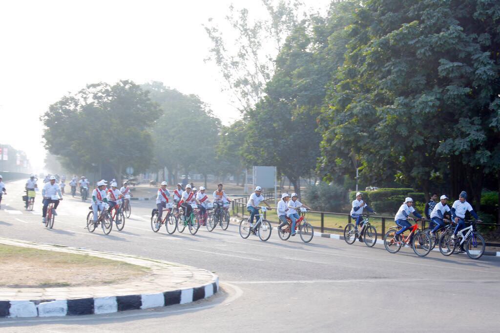 ioclpunjab's tweet photo. #Cyclothon organised in city beautiful Chandigarh which boasts the tag of cleanest&summed up in 3Ps-Perfect, Pristine&Punjabi.Event in sync with the spirits of the city as it highlighted the importance of #OilConservation which would lead to greener and pollution free environment https://t.co/mWIXre5C3e