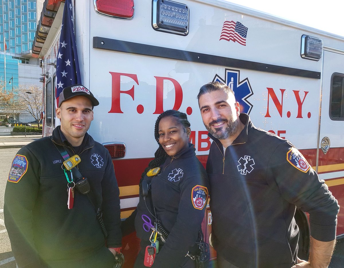 andreapacidj's tweet photo. Saluti da New York. 
#NewYork #fdny #ems #ambulance #rescue #ambulanza https://t.co/jzxsD7xUyb