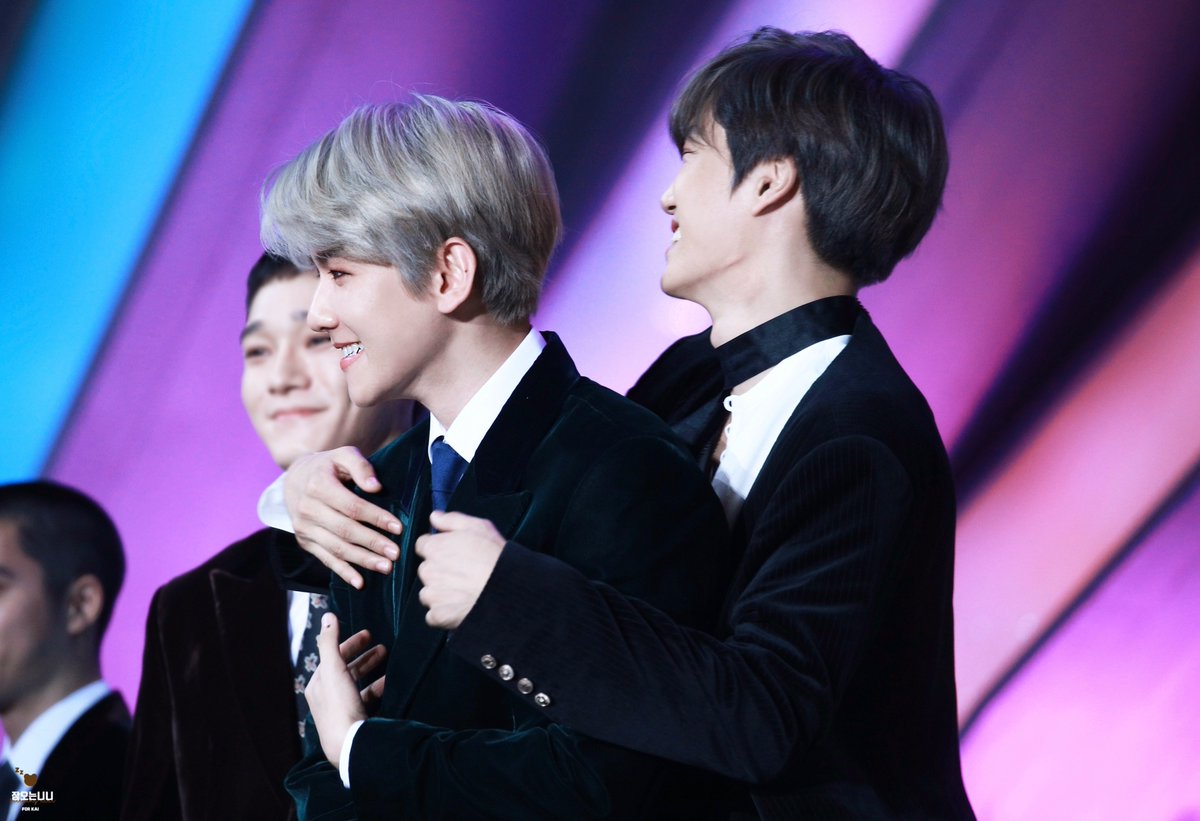 171202 멜론뮤직어워드 

백현이 형아 어깨에 대롱대롱 매달린 곰돌이

->c1.staticflickr.com/5/4561/3877716…

#백현 #카이 #종인 #멜론뮤직어워드