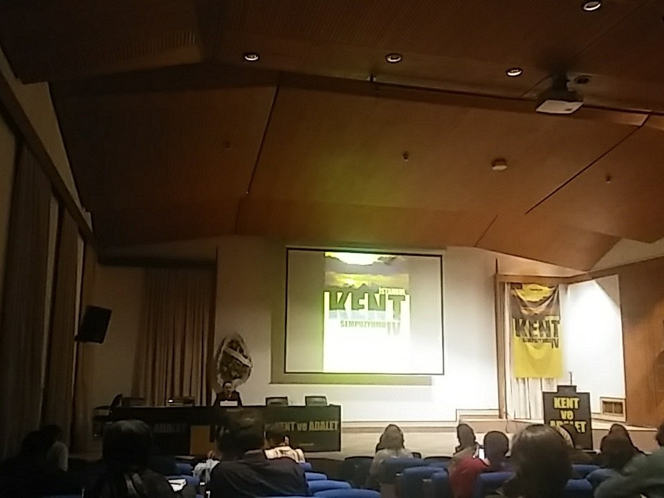 TMMOB IV.İstanbul Kent Sempozyumu Akif Burak Atlar moderatörlüğündeki forumla devam ediyor.