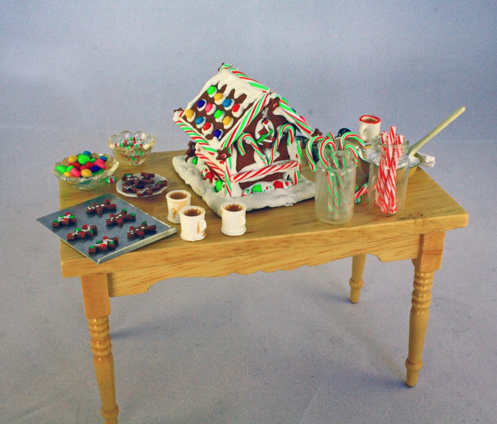 SmallScaleMinis's tweet image. The mini cook is working on the gingerbread houses! #dollhouse #miniatures #dollhouseaccessories #smallscaleshowcase #dollhouseminiatures #onetwelvescale #oneinchscale