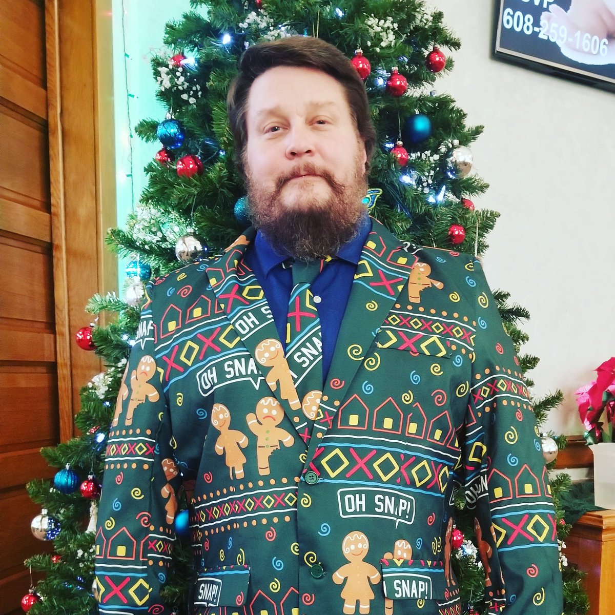 frogvideo's tweet image. Our pastor loves #Christmas. #AwesomePastor #FunPastor #Stoughton #ChristTheKing