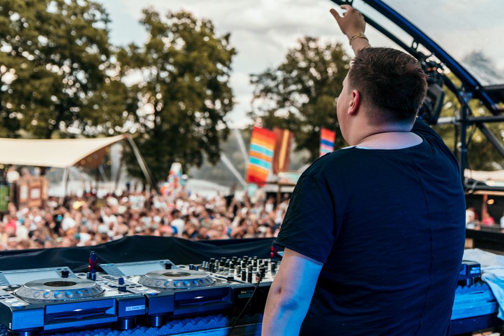 asot's tweet image. Remembering those festival moments with @orjan_nilsen's latest release 'Without Kontakt' ft. R-Lend, featured on #ASOT841 🙌📷:@_robinvet