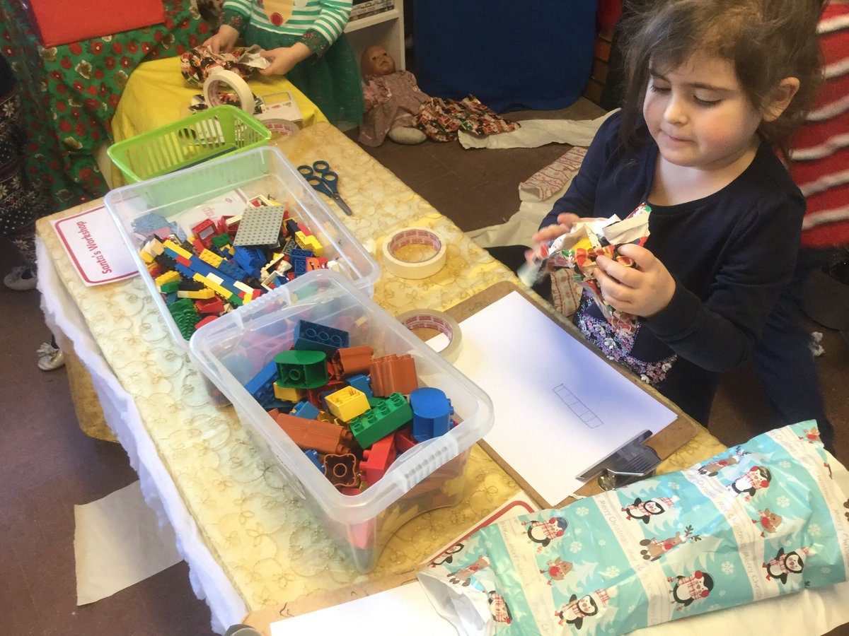 ashclass_TIS's tweet photo. The children are loving designing, making and wrapping toys in the new Santa's workshop #EYtalking 🎁🎅🏼 https://t.co/w6YJT8BAIK