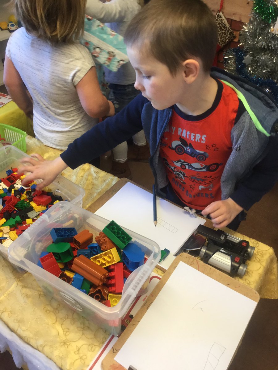 ashclass_TIS's tweet photo. The children are loving designing, making and wrapping toys in the new Santa's workshop #EYtalking 🎁🎅🏼 https://t.co/w6YJT8BAIK