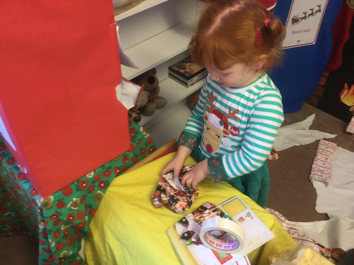 ashclass_TIS's tweet photo. The children are loving designing, making and wrapping toys in the new Santa's workshop #EYtalking 🎁🎅🏼 https://t.co/w6YJT8BAIK
