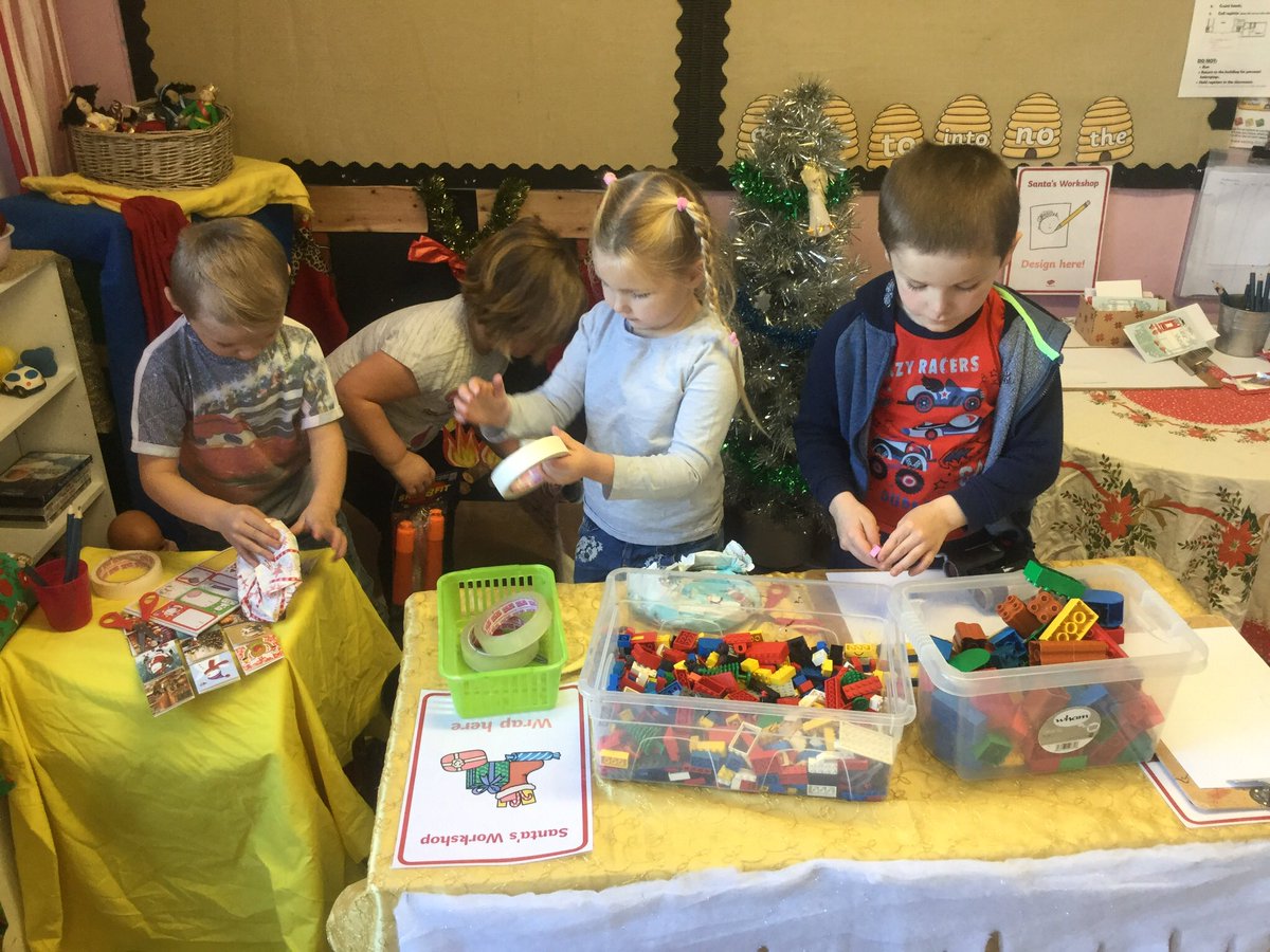 ashclass_TIS's tweet photo. The children are loving designing, making and wrapping toys in the new Santa's workshop #EYtalking 🎁🎅🏼 https://t.co/w6YJT8BAIK