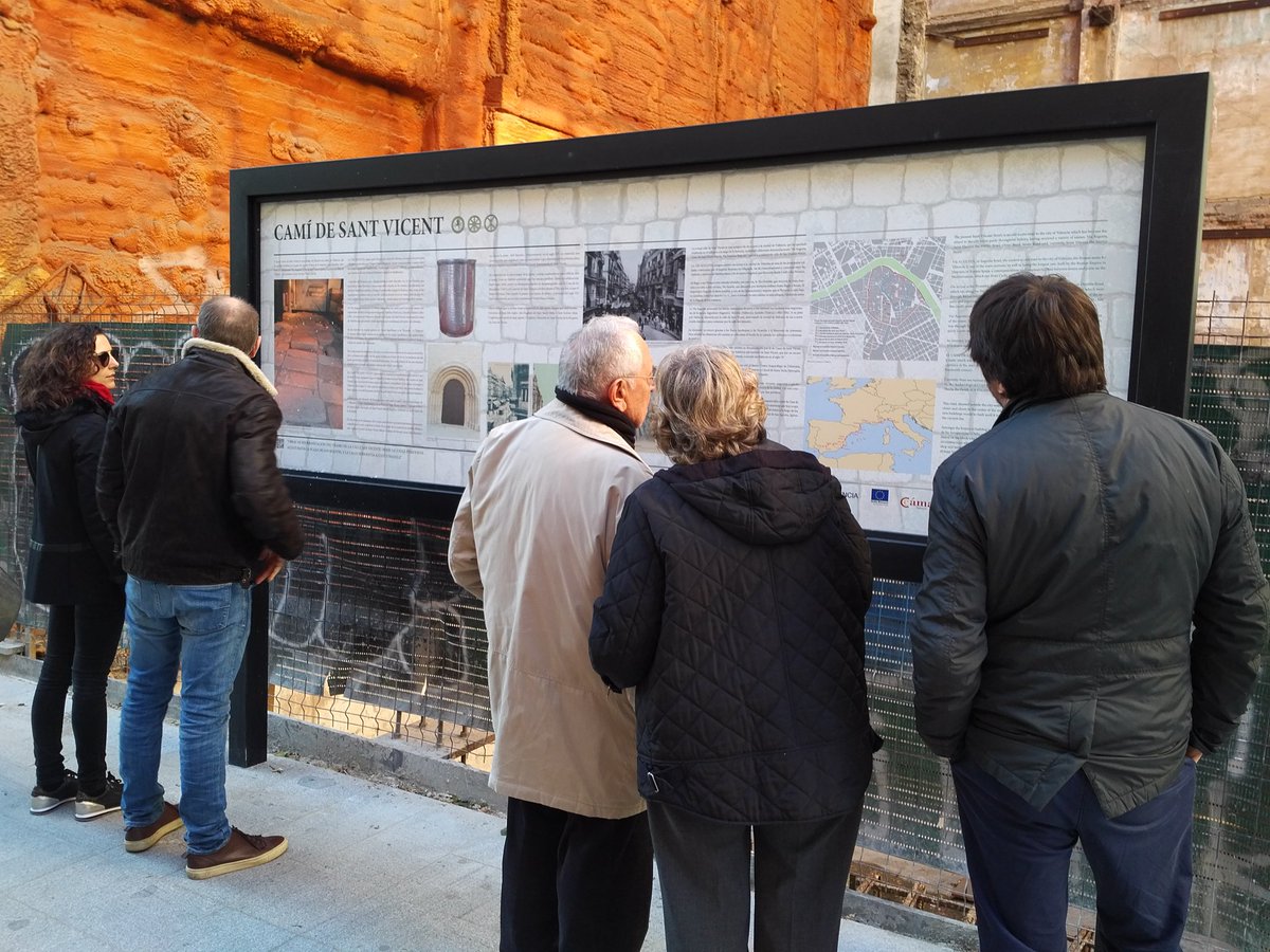 El cartel Cultural informativo sobre la Vía Augusta y el Martirio de S. Vicente despierta el interés de los viandantes <a href="/SarriMorell/">Vicent Sarriá Morell</a> <a href="/SanGomezLopez/">Sandra Gómez/💜</a> <a href="/camaravalencia/">Guillermo Camara valencia</a> <a href="/OficinaPATECO/">Oficina Pateco</a> <a href="/carlosnc78/">Carlos Navarro</a> <a href="/pacolonso/">Paco Alonso 🍊👉🦋</a> <a href="/AjuntamentVLC/">Ajuntament València</a> <a href="/valenciabonita_/">Valencia Bonita ®</a> <a href="/maratonvalencia/">Maratón Valencia</a> <a href="/teatroolympia/">Teatro Olympia</a> <a href="/paco__moreno/">Paco Moreno</a>